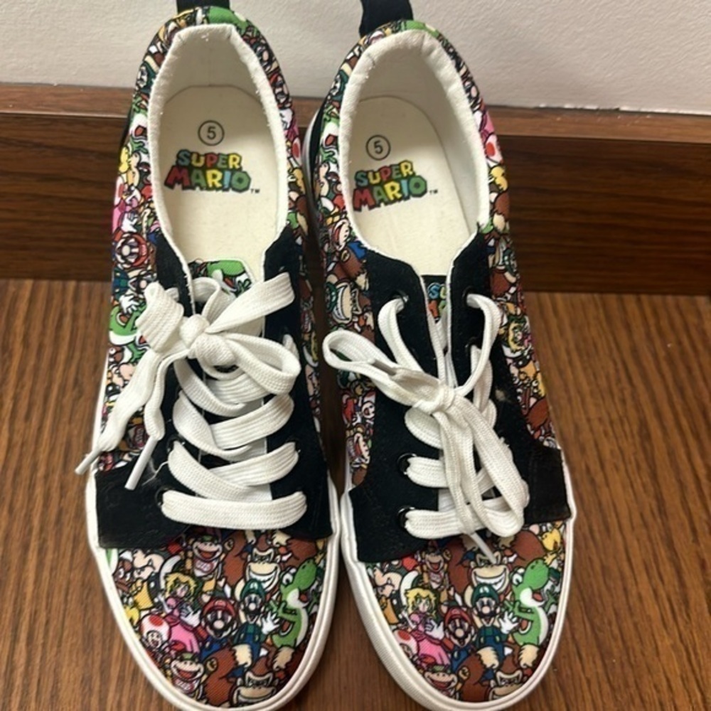 Super Mario Boys athletic shoes size 5